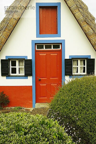 Portugal  Madeira  Alte traditionelle Häuschen die Casas de Colmo in Santana  old traditional houses in santana  Europa