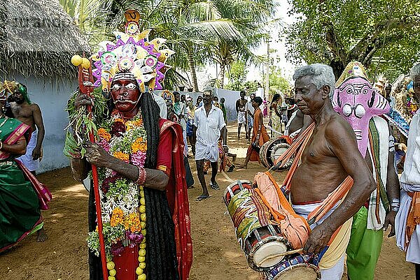 Das Bild des Mannes gekleidet als Göttin Kali mit Musikern in Dasara Dussera Dusera Festival in Kulasai Kulasekharapatnam in der Nähe von Tiruchendur  Tamil Nadu  Südindien  Indien  Asien