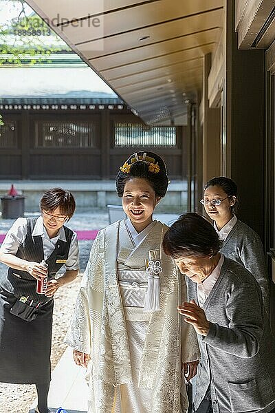 Tokio Japan. Traditionelle Hochzeitszeremonie im Meiji Jingu Shinto-Schrein