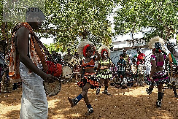 Karagam Karagattam Tanz  Volkstanz in Dasara Dussera Dusera Festival in Kulasai Kulasekharapatnam bei Tiruchendur  Tamil Nadu  Südindien  Indien  Asien