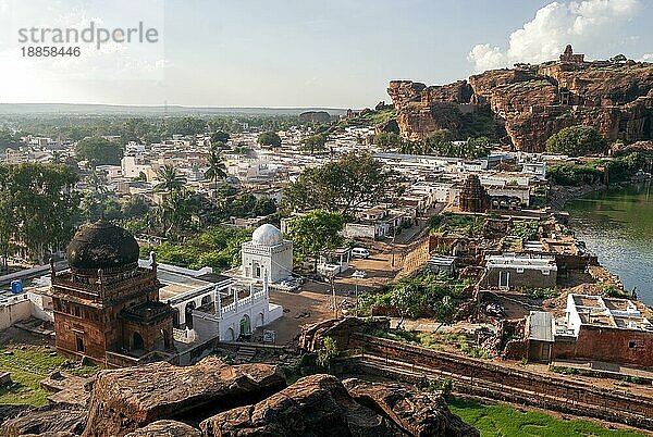 Badami aus der Vogelperspektive vom Süd-Fort  Karnataka  Südindien  Indien  Asien