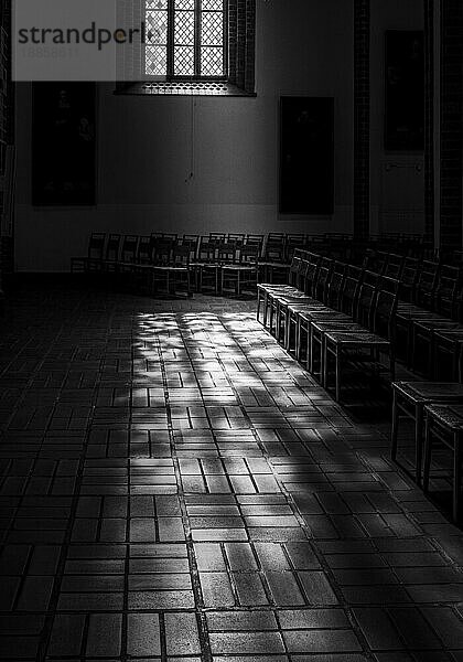 Schwarz-Weiß Fotografie  Stuhlreihe  Nikolaikirche  Spandau  Berlin  Deutschland  Europa