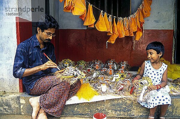 Herstellung der Pulikali Maske in Thrissur Trichur  Kerala  Südindien  Indien  Asien