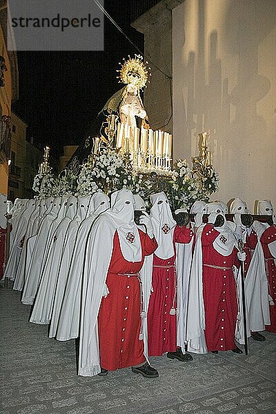 Menschen bei Osterprozession  Extremadura  Osterwoche  Karwoche  Semana Santa