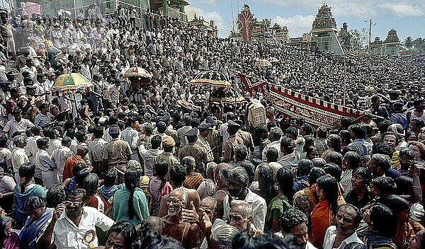 Besprengen der Menschen mit Brahmma theertham (heiliges Wasser) während des Mahamakham Festes in Kumbakonam  Tamil Nadu  Indien  Asien