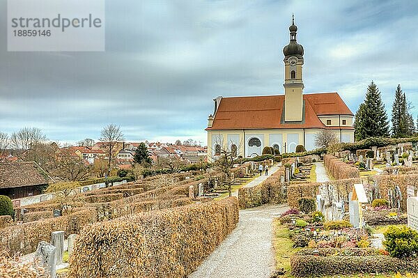 MURNAU  DEUTSCHLAND 11. MÄRZ: Traditioneller bayerischer Friedhof in Murnau  Deutschland am 11. März 2018