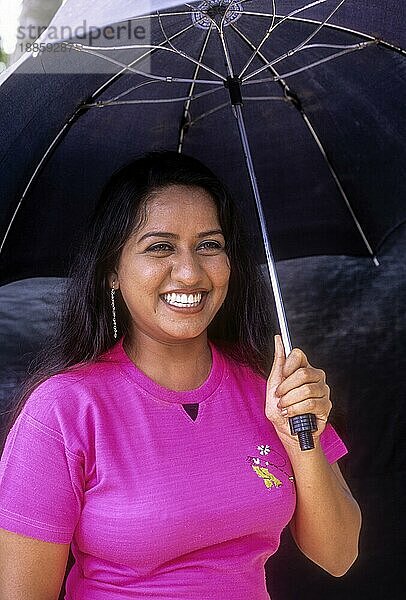 30 Jahre alte Frauen mit Lächeln  Hyderabad  Andhra Pradesh  Südindien  Indien  Asien