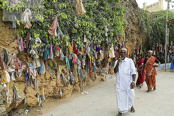 Opfergaben von Gläubigen an der Felswand vor der Valli-Höhle  Tiruchendur  Tamil Nadu  Südindien  Indien  Asien