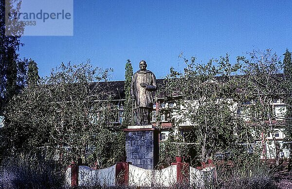 Bronzestatue von Vallathol Narayana Menon. Er gründete den Kerala Kalamandalam und wird für die Wiederbelebung der als Kathakali bekannten traditionellen keralitischen Tanzform in Cheruthuruthy bei Soranur  Kerala  Südindien  Indien  verantwortlich gemacht  Asien