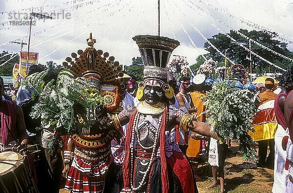 Theyyam-Tänzer beim Atham Athachamayam-Festival in Thrippunithura Tripunithura bei Ernakulam  Kerala  Südindien  Indien  Asien