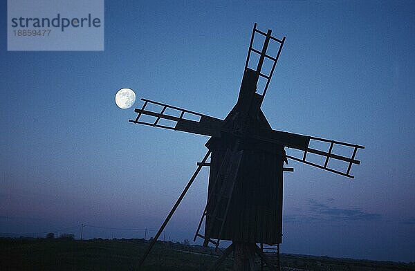 Windmühle und Vollmond  Oland  Schweden  Europa