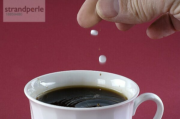 Tasse Kaffee mit Süßstoff  Zuckerersatz