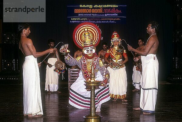 Koodiyattam Kodiyattom ist das sanskritische Theater von Kerala  das vor zwei Jahrtausenden entstanden sein soll. Kerala Kalamandalam in Cheruthuruthy oder Vallathol Nagar  Kerala  Südindien  Indien  Asien