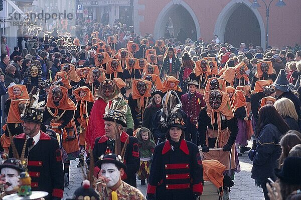 Menschen in Karnevalskostümen beim Karnevalumzug  Ravensburg  Baden-Württemberg  Deutschland  Fastnacht  Europa