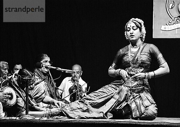 Schwarz-Weiß-Foto  Bharatanatyam-Darstellerin trägt ein locker sitzendes Fußkettchen oder Kaal Salangai während einer Bharatanatyam-Show  ohne daß das Publikum es bemerkt  Tamil Nadu  Indien  Asien