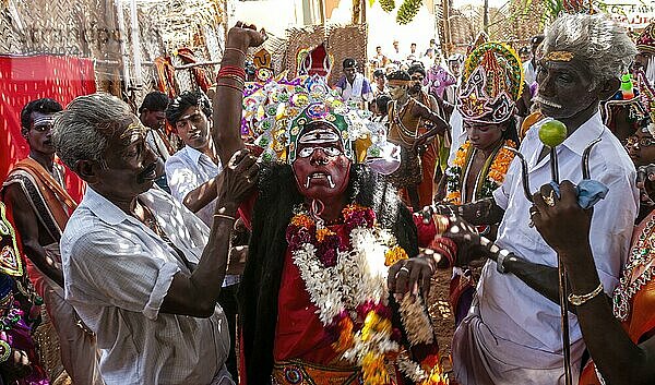 Menschen  die versuchen  einen Mann zu kontrollieren  der von der Macht Gottes beeinflusst ist  beim Dasara Dussera Dusera Festival in Kulasai Kulasekharapatnam in der Nähe von Tiruchendur  Tamil Nadu  Südindien  Indien  Asien