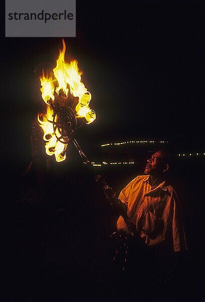 Halten einer Feuerfackel beim Pooram-Fest in Thrissur Trichur  Kerala  Südindien  Indien  Asien