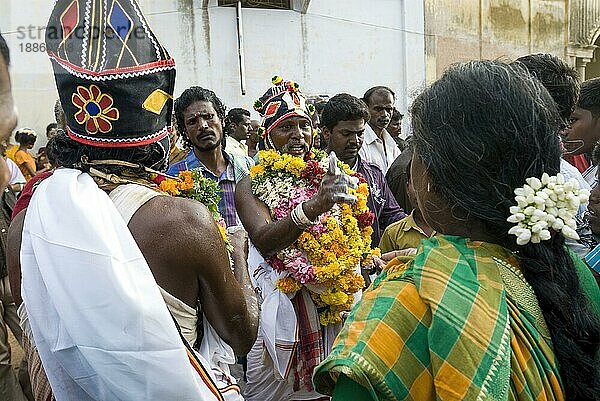 Samiyadi Priest  der Gottesmann  der als Offenbarer Gottes bekannt ist  ist ein Vermittler zwischen der Gottheit und den Anhängern  die nach dem Rhythmus der Musik tanzen  in der Nähe von Pudukkottai  Tamil Nadu  Südindien  Indien  Asien