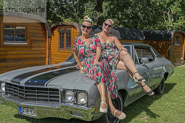 Amerikanischer Oldtimer Buick mit zwei Frauen