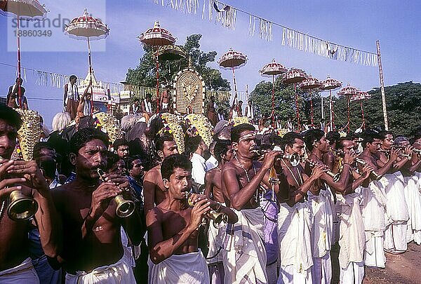 Musikanten beim Pooram-Festival  Thrissur Trichur  Kerala  Südindien  Indien  Asien