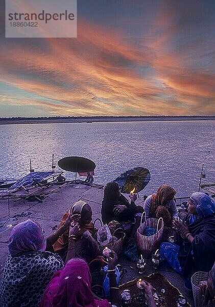 Frauen beim rituellen Gebet auf den Stufen des Ganges-Ghat in Varanasi Benaras  Uttar Pradesh  Indien  Asien