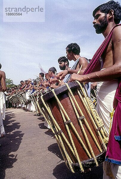 Trommler beim Pooram-Fest  Thrissur Trichur  Kerala  Südindien  Indien  Asien