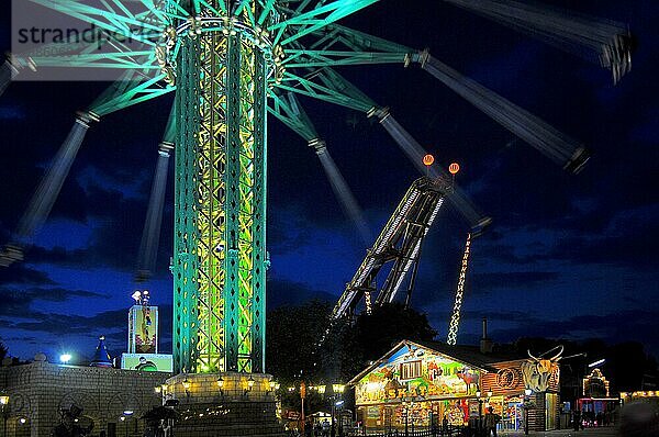 Österreich  Wien  im Prater Rummelplatz  Abendstimmung  Kettenkarusell  Prater Turm  Europa