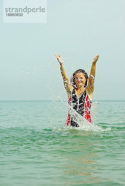 Frau im Meer  planscht  planschen