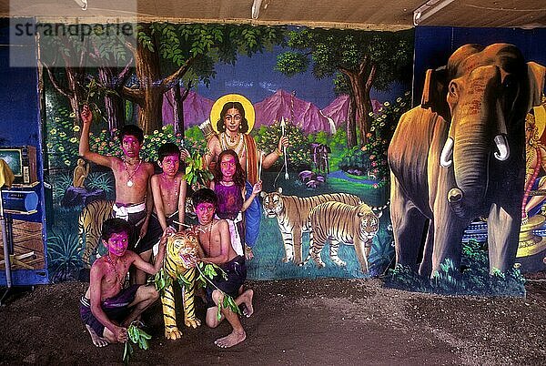 Kinder posieren in einem Studio mit Ausschnitten von Lord Ayyappa  Sabarimala  Kerala  Südindien  Indien  Asien