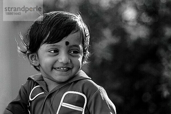 Zwei Jahre altes südindisches Kind lächelnd  Tamil Nadu  Südindien  Indien  Asien