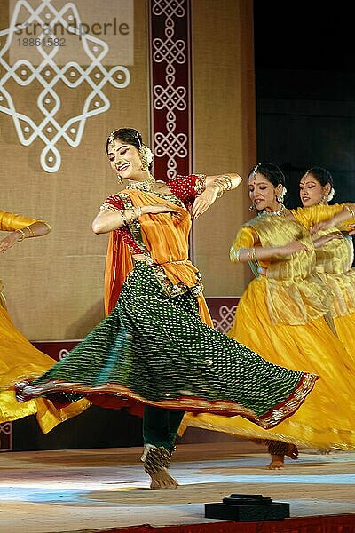 Kathak-Tanz beim Natiyanjali-Festival im Perur-Tempel  Tamil Nadu  Indien  Asien