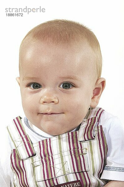 PORTRÄT EINES JUNGEN MIT FRÖHLICHEM GESICHT