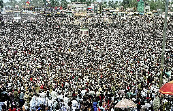 Besprengen der Menschen mit Brahmma theertham (heiliges Wasser) während des Mahamakham Festes in Kumbakonam  Tamil Nadu  Indien  Asien