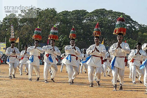 Karagattam Karagam-Tänzer bei einem öffentlichen Sportfest der Polizei in Coimbatore Tamil Nadu  Südindien  Indien. Volkstanz