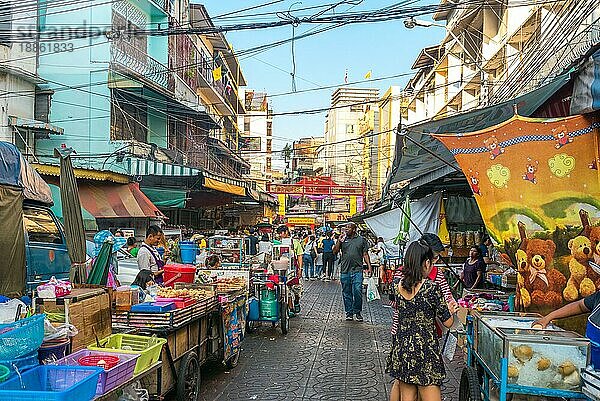 Das Samphanthawong Viertel ist das berühmte  beliebte und belebte Chinatown von Bangkok. Zahlreiche Geschäfte mit traditionellen Waren