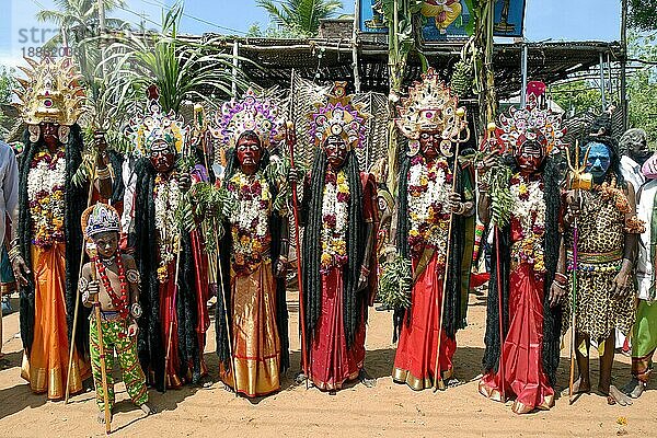 Das Bild der Männer gekleidet als verschiedene Hindu-Göttin in Dasara Dussera Dusera Festival in Kulasai Kulasekharapatnam in der Nähe von Tiruchendur  Tamil Nadu  Südindien  Indien  Asien