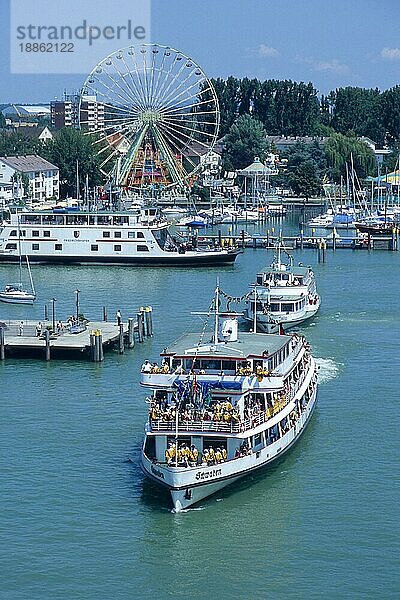 Ausflugsschiff und Hafen beim Seehasenfest  Friedrichshafen  Baden-Württemberg  Deutschland  Europa