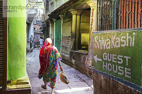 Frau in traditioneller Kleidung in der Stadt Varanasi  Uttar Pradesh  Indien  Asien