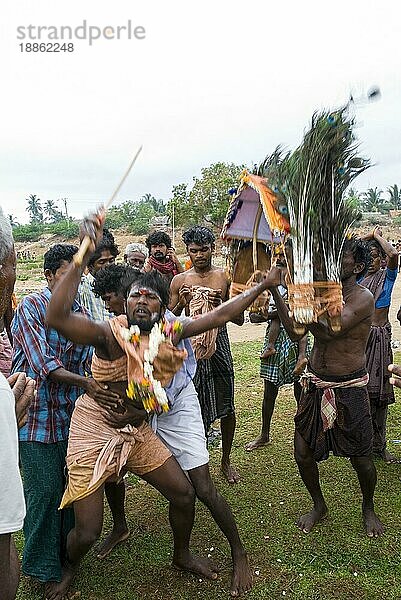 Pilger erleben nach einem Bad im Fluss Tamiravarani den Zustand der vollkommenen Vereinigung mit dem Herrn und halten kavadi  Vaikasi Visakam Festival in Tiruchendur  Tamil Nadu  Südindien  Indien  Asien