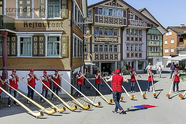 Konzert mit traditionellen Alphorn Instrumenten  Ortsansicht von Appenzell  Kanton Appenzell Innerrhoden  Schweiz  Europa