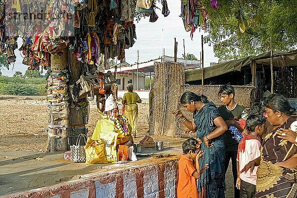 Menschen verehren die Göttin unter dem Baum Dasara Dussera Dusera Festival in Kulasai Kulasekharapatnam in der Nähe von Tiruchendur  Tamil Nadu  Südindien  Indien  Asien