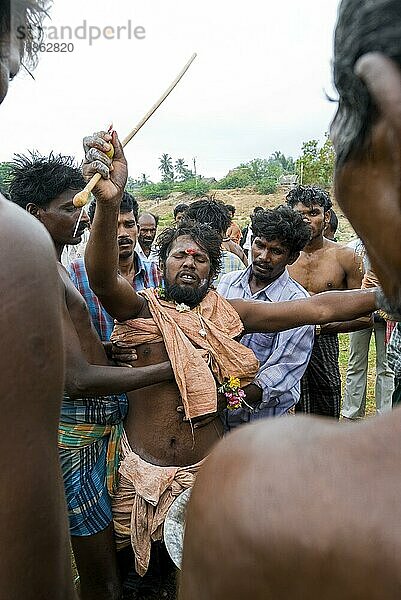 Pilger erleben nach einem Bad im Fluss Thamirabarani den Zustand der völligen Vereinigung mit dem Herrn während des Vaikasi Visakam Festivals in Tiruchendur  Tamil Nadu  Südindien  Indien  Asien