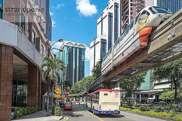 Straßenbild mit Verkehr  Brücke und Zug im Stadtteil Bukit Bintang von Kuala Lumpur. Die Züge der KL Monorail Line verbinden mehrere Stationen in der Innenstadt