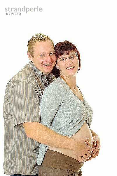 Ehemann und schwangere Ehefrau halten ihren Bauch