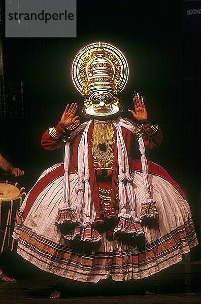 Kathakali kathi Charakter stellt die arrogante und böse in Kerala Kalamandalam  Cheruthuruthy in der Nähe von Soranur  Kerala  Südindien  Indien  Asien