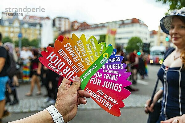 Christopher Street Day CSD  rund 7000 Parade-Teilnehmer demonstrieren unter dem Motto Mut zur Freiheit für Gleichberechtigung und Toleranz  Stuttgart  Baden-Württemberg  Deutschland  Europa