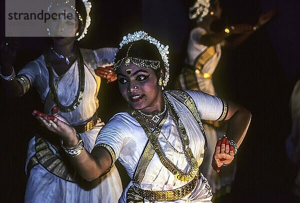 Mohiniyattam Mohiniattam  eine klassische Tanzform aus Kerala  von der angenommen wird  dass sie im 16. Jahrhundert entstanden ist  ist einer der acht klassischen indischen Tänze in Kerala Kalamandalam in Cheruthuruthy bei Soranur  Kerala  Südindien  Indien  Asien