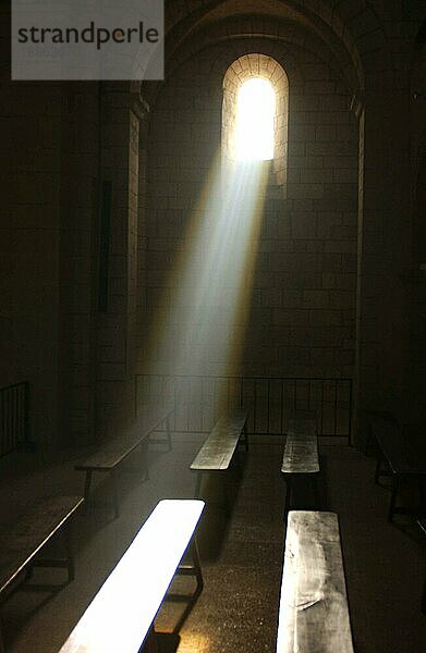 SONNENSTRAHLEN  DIE DURCH EIN FENSTER SCHEINEN  KIRCHE IN DROME  SÜDOSTFrankreich