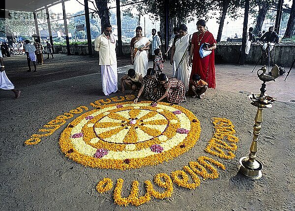 Aththapoovu oder Blumenschmuck während des Onam Festes vor dem Bhagavati Tempel in Kodungallur  Kerala  Südindien  Indien  Asien