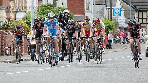 Radfahrer  die am 14. Juni 2015 am Velothon-Radrennen in Cardiff  Wales  teilnehmen